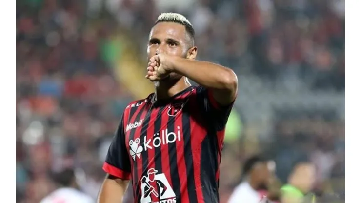 ¿Podría irse? La actualidad de Alex López en Alajuelense