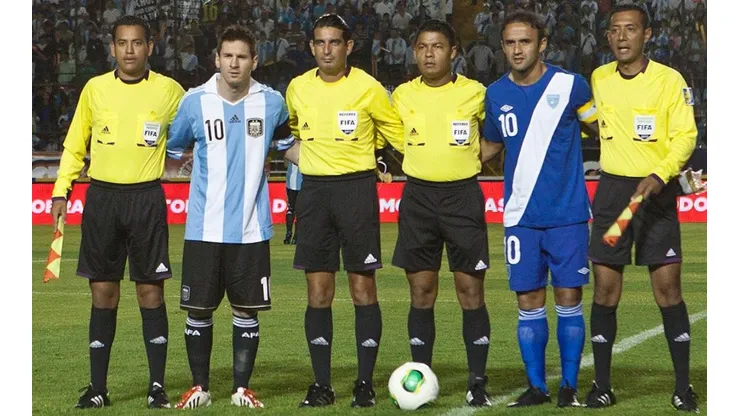 Aún conserva aquel recuerdo, que se codea entre otros de la Champions League