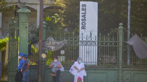 Médicos de El Salvador confirman que hospitales ya están colapsados