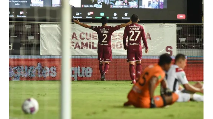 Christian Bolaños festeja "de cara a los fanáticos" uno de sus goles