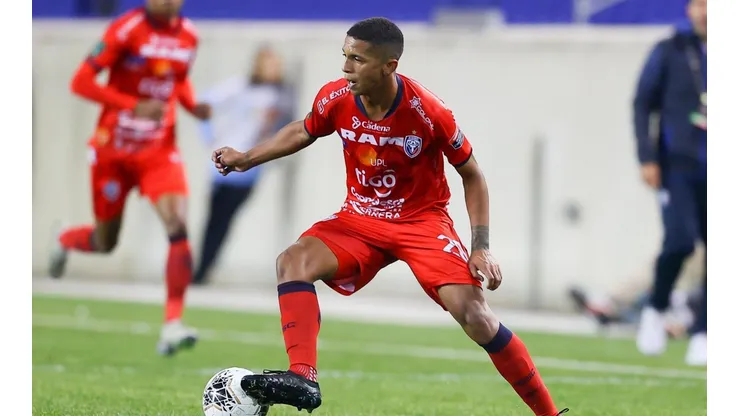 Costarricense rumbo al fútbol de África