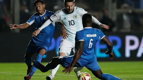 Lionel Messi es marcado de cerca por Byron Bonilla y Luis Copete