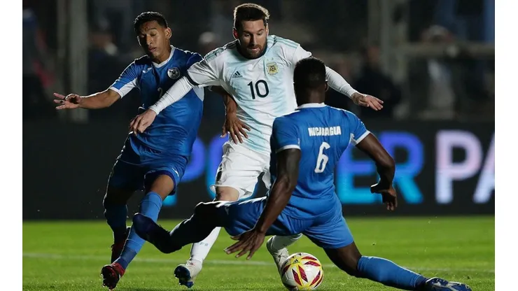 Lionel Messi es marcado de cerca por Byron Bonilla y Luis Copete