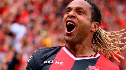 Jonathan McDonald entró al partido contra Alajuelense con un insólito nombre en la camiseta