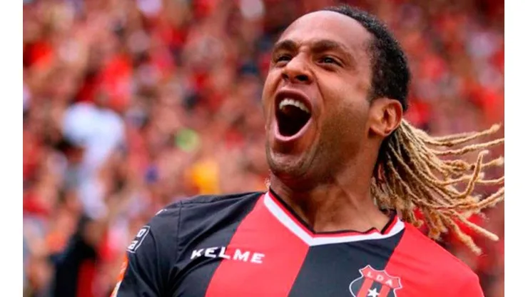 Jonathan McDonald entró al partido contra Alajuelense con un insólito nombre en la camiseta