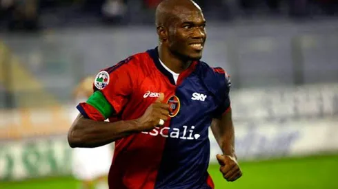 David Suazo disputando un partido con el Cagliari