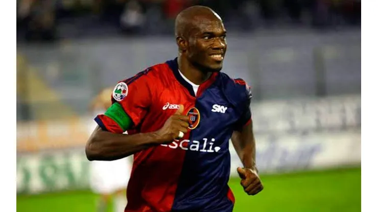David Suazo disputando un partido con el Cagliari