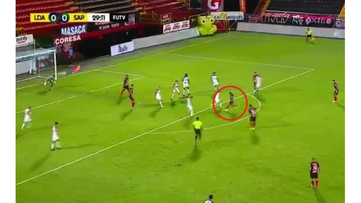 ¡Qué puntería! Guevara metió un golazo y pone arriba a Alajuelense ante Sarpissa