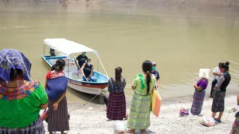 Futbolista de Guatemala realiza una travesía en lancha para ayudar a muchas familias