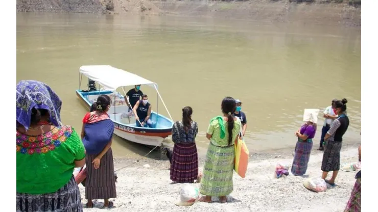 Futbolista de Guatemala realiza una travesía en lancha para ayudar a muchas familias