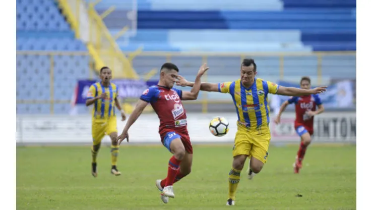 Futbolista de El Salvador sospecha tener COVID-19