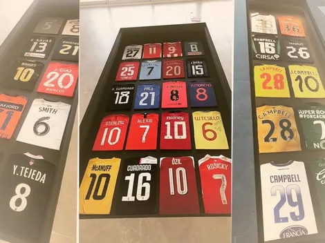 Joel Campbell mostró su increíble museo de camisetas