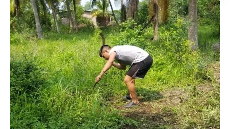 Jugador de FAS se dedica a la siembra para poder comer durante la cuarentena