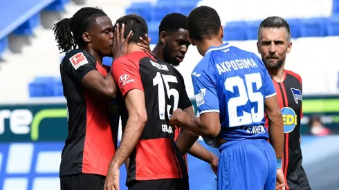 Boyata salió del molde y besó a su compañero luego de anotar un gol.