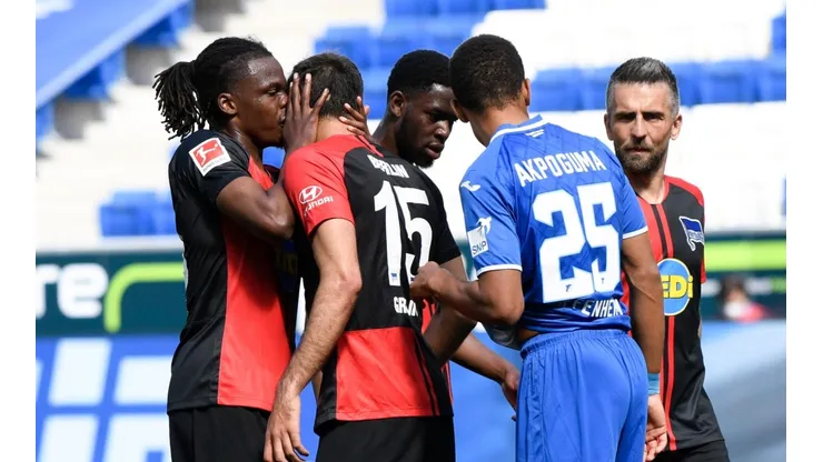Boyata salió del molde y besó a su compañero luego de anotar un gol.