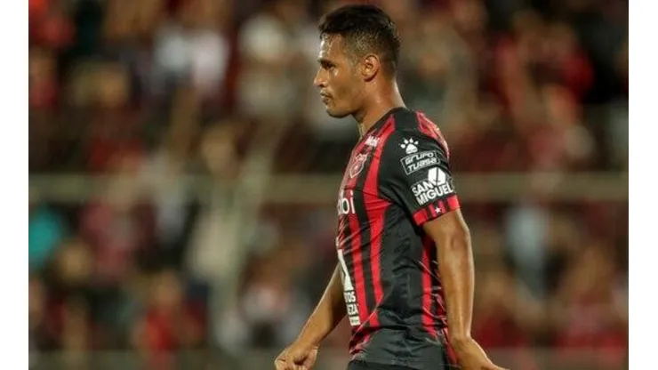 "Si un jugador da positivo en COVID-19, se suspende el torneo"