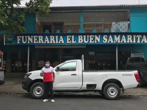 Futbolista de la liga salvadoreña trabaja en una funeraria para sobrevivir