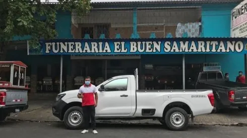 Futbolista de la liga salvadoreña trabaja en una funeraria para sobrevivir