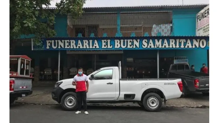 Futbolista de la liga salvadoreña trabaja en una funeraria para sobrevivir