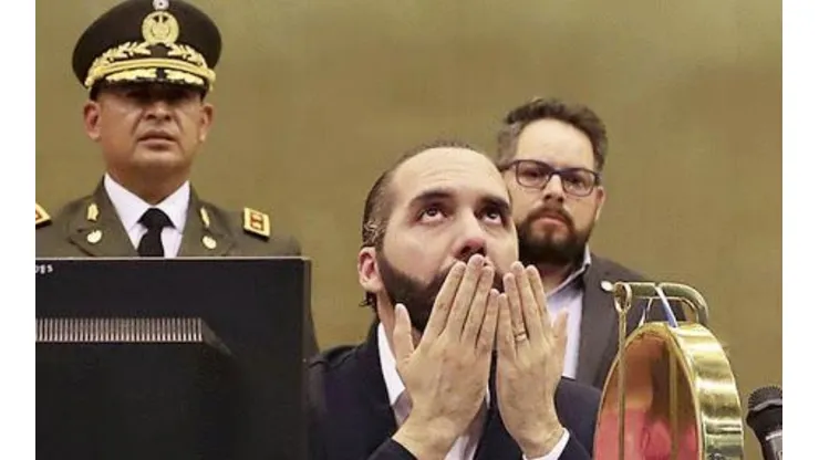 Medio inglés: "Nayib Bukele va en curso de ser el primer dictador millennial"
