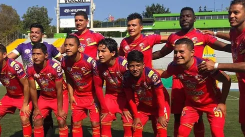 Dos futbolistas de la liga de Guatemala venden pizzas para sobrevivir
