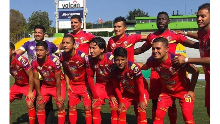Dos futbolistas de la liga de Guatemala venden pizzas para sobrevivir