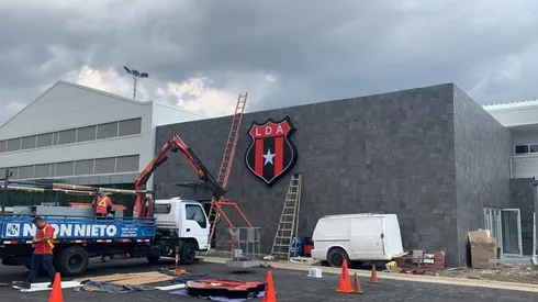 El logo de Alajuelense luce en la entrada principal.