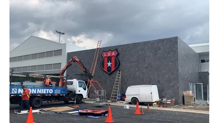 El logo de Alajuelense luce en la entrada principal.
