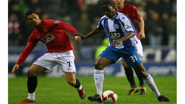 Maynor Figueroa es marcado de cerca por Cristiano Ronaldo
