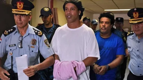 Ronaldinho y su hermano salen de prisión