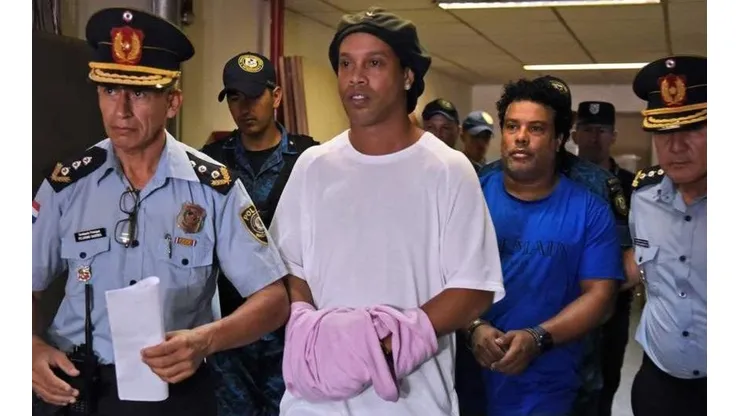 Ronaldinho y su hermano salen de prisión