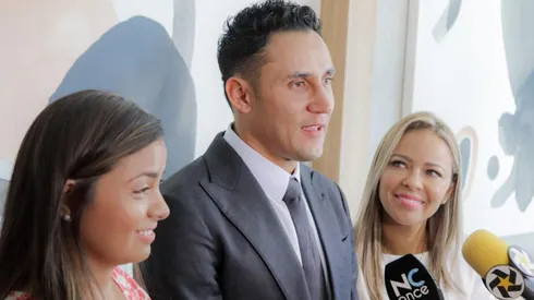 Keylor junto a su esposa y la socia con las que armó la fundación.