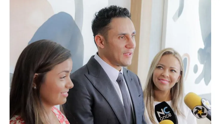 Keylor junto a su esposa y la socia con las que armó la fundación.