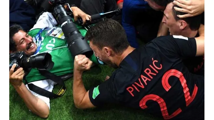 El fotógrafo en el piso luego de que Mandzukic ponga el 2-1 a favor de Croacia en el 2018.