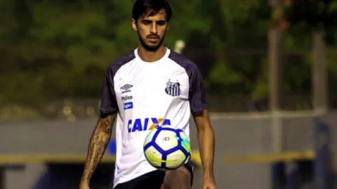 El legionario tico se entrena diferenciado y espera resolver su futuro.