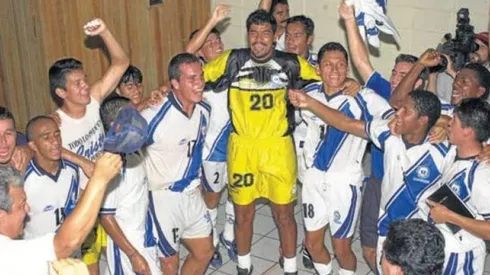 Guatemala festeja tras consagrarse campeona de la Copa Centroamericana del 2001