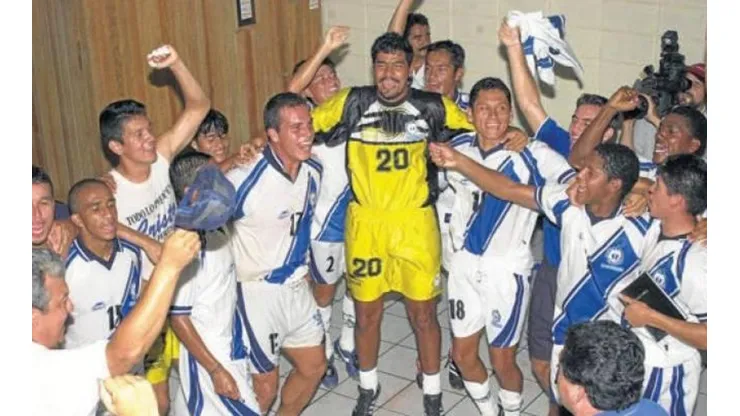 Guatemala festeja tras consagrarse campeona de la Copa Centroamericana del 2001