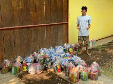 Surfista salvadoreño cambia su tabla de surf por comida y víveres para sus vecinos en La Libertad