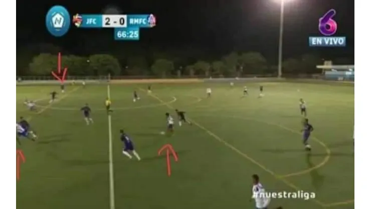 El jugador está claramente habilitado cuando su compañero da el pase.