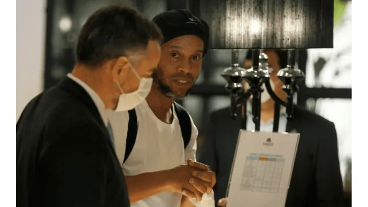 Lleno de lujos: así vive Ronaldinho en un hotel después de salir de la cárcel