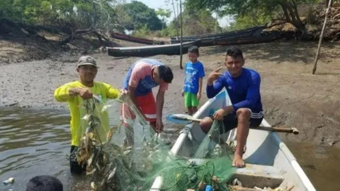 Un futbolista de la liga salvadoreña regaló pescados a los necesitados