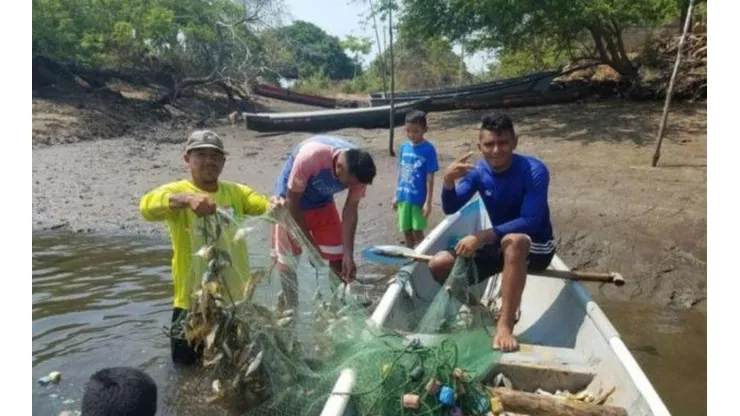 Un futbolista de la liga salvadoreña regaló pescados a los necesitados