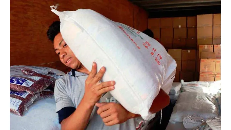 Los padres podrán ir a buscar alimentos pero se temen más contagios por la aglomeración de gente.