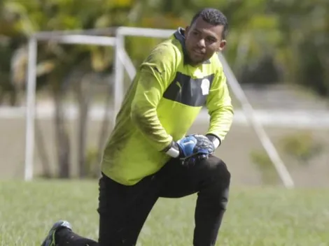 Arquero que pertenece a Olimpia vende bananos para sobrevivir