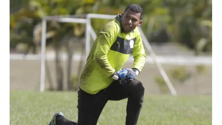Arquero que pertenece a Olimpia vende bananos para sobrevivir