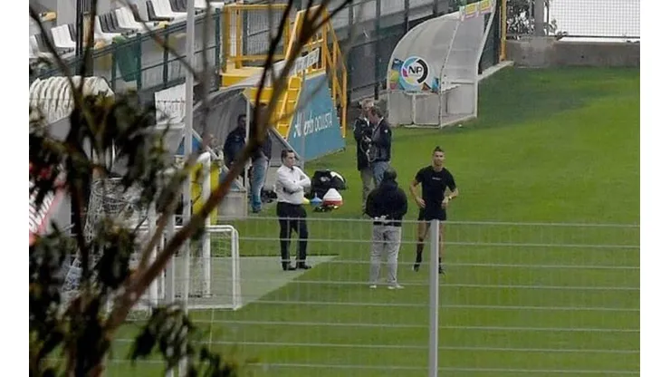 CR7 en el campo de juego donde rompió la cuarentena obligatoria.