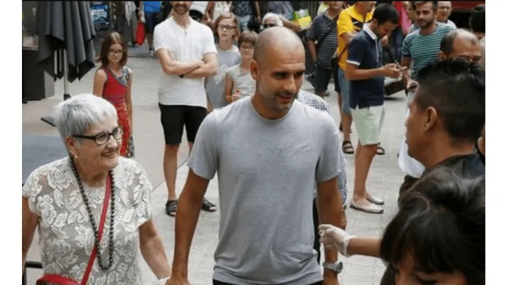 El entrenador del Manchester City, junto a su madre.