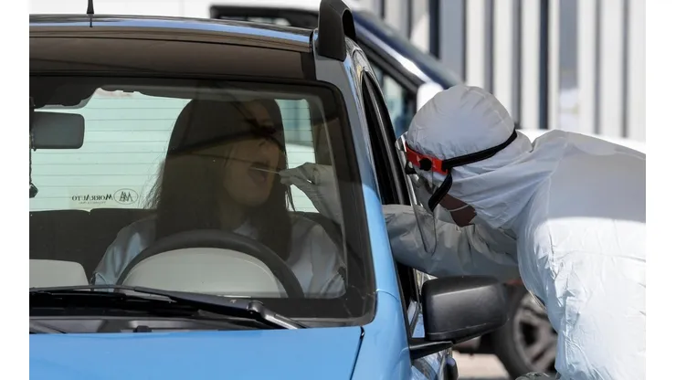 Médico italiano realiza tests de coronavirus en plena calle.