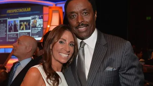 Un ex-jugador de la NFL le lamió la cara a su esposa para infectarla