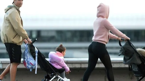 CR7 junto a su familia caminando por las calles de Funchal, Portugal.